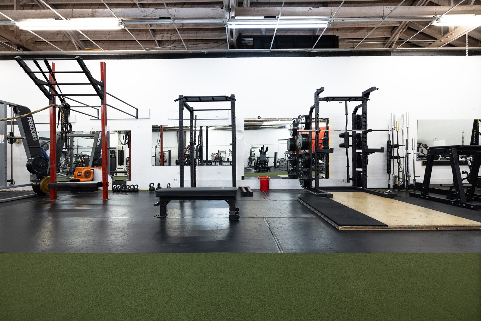Bench press and power rack stations